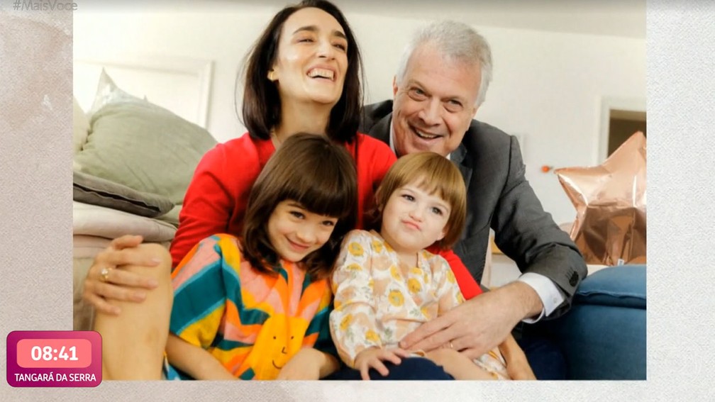 Pedro Bial com a mulher, a jornalista Maria Prata, e as filhas mais novas — Foto: Reprodução/Globo