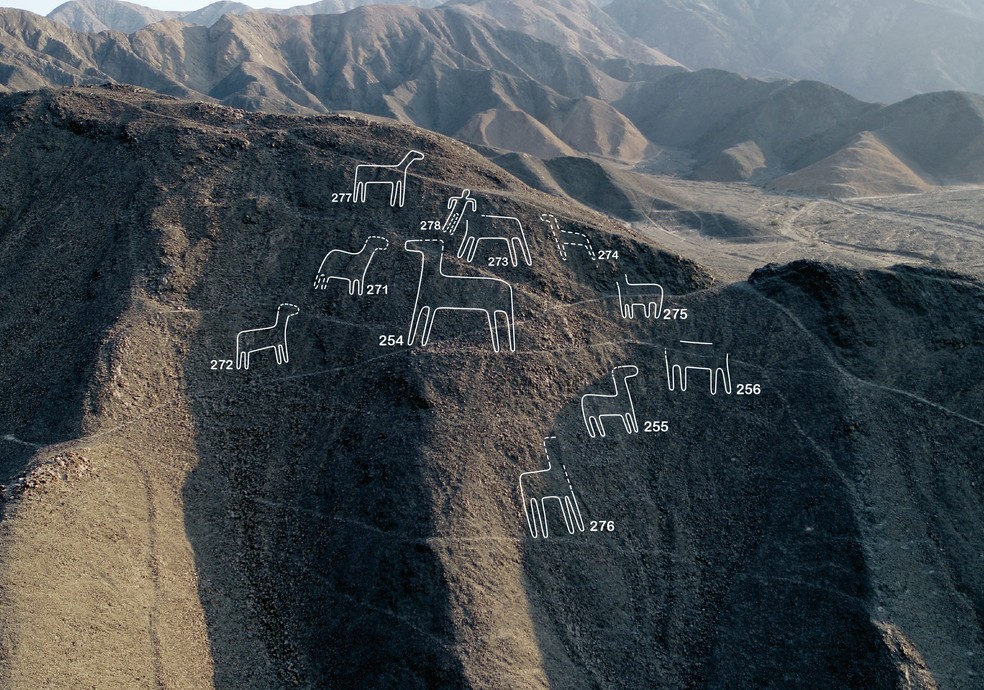 Foto aérea foi editada para mostrar desenhos formados em novas imagens das linhas de Nazca encontradas na costa sul do Pacífico do Peru — Foto: Universidade de Yamagata via Reuters