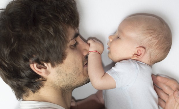 Pai e bebê: quem disse que o cuidado é só responsabilidade da mãe? (Foto: Thinkstock)