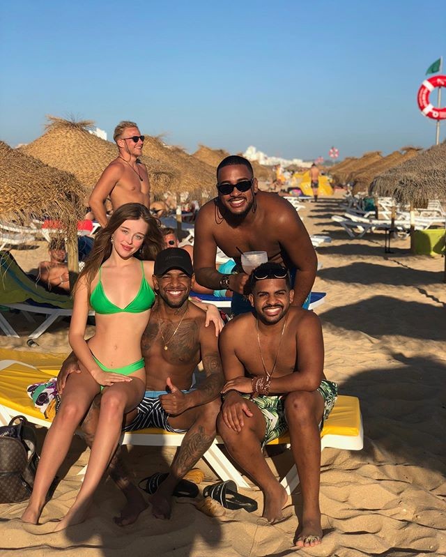 Nego do Borel curte praia com Duda Reis e amigos (Foto: reprodução/Instagram)