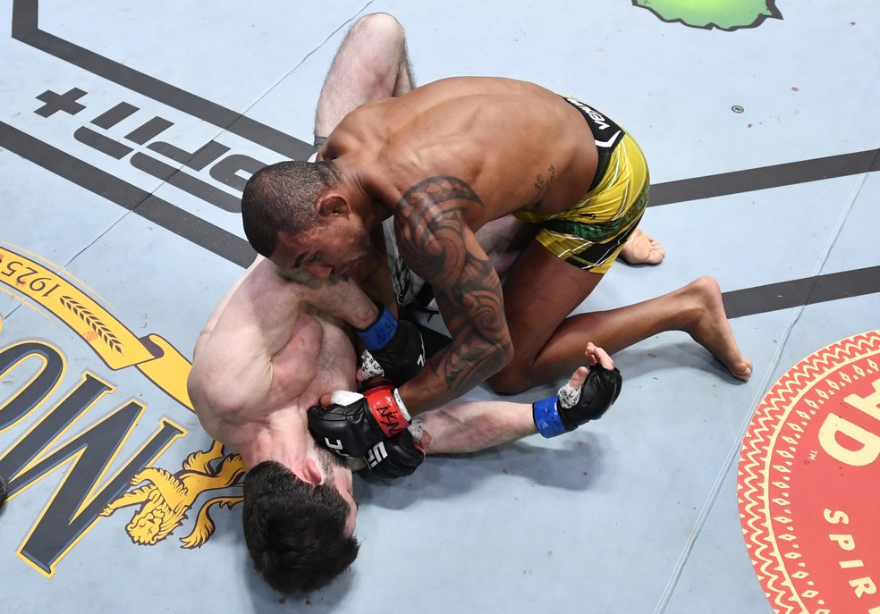 Raoni Barcelos levou vantagem sobre Timur Valiev no segundo round — Foto: Getty Images