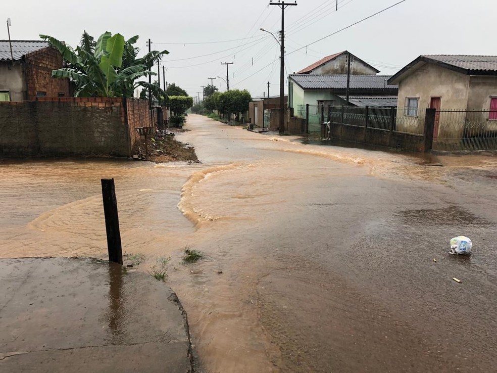 Chuva com mais de 6 horas deixa ruas alagadas em Ariquemes, RO — Foto: Jeferson Carlos/G1