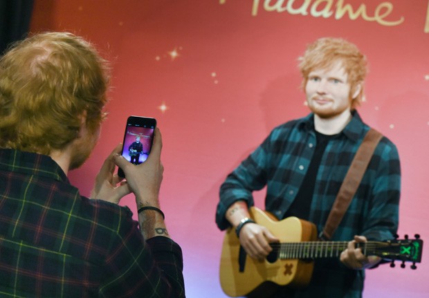 Ed Sheeran e sua estátua de cera (Foto: AP)