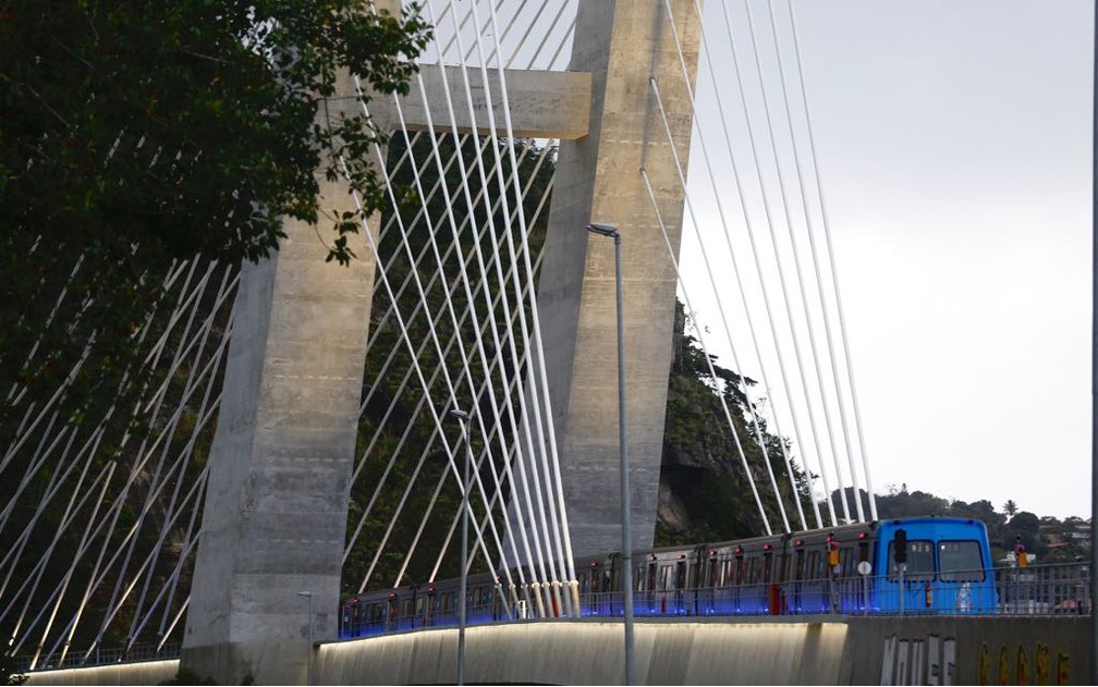 Linha 4 do Metrô do Rio: chegada à estação Jardim Oceânico via ponte estaiada (Foto: Marcos Serra Lima/G1)