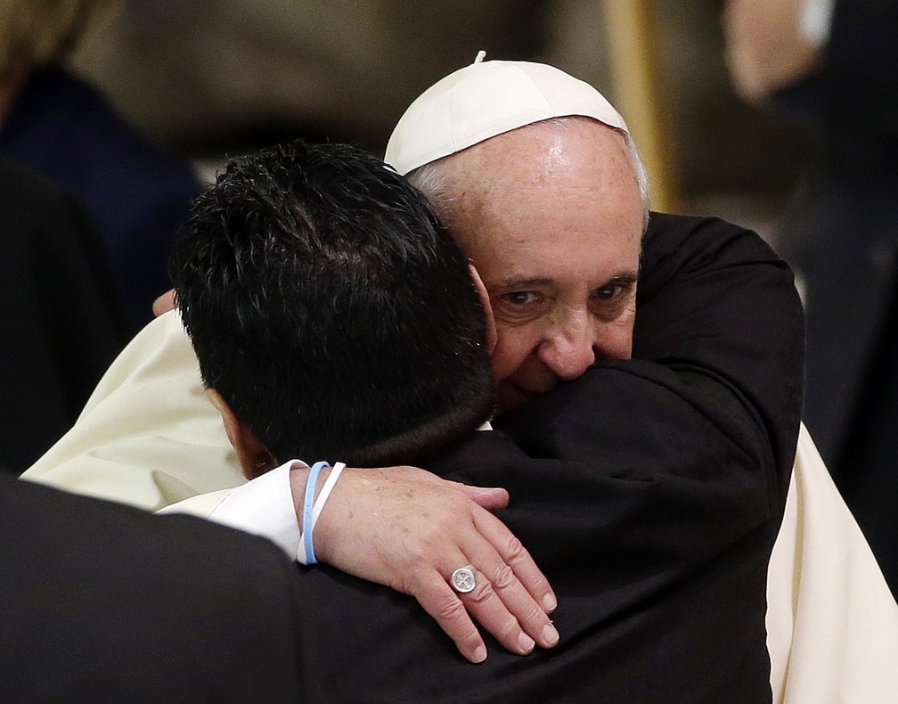 Diego Maradona e o Papa Francisco se abraçam no Vaticano, antes de uma partida de futebol inter-religiosa para promover a paz, em setembro de 2014 — Foto: Gregorio Borgia/AP/Arquivo