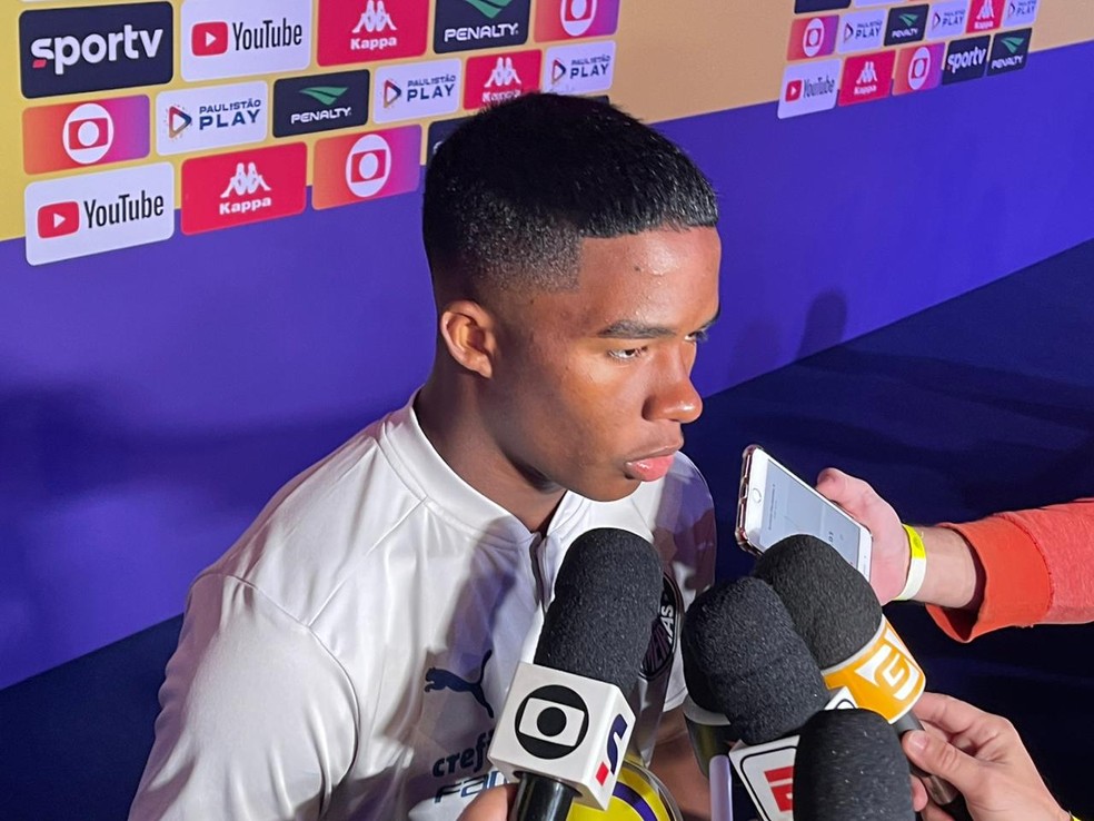 Endrick, do Palmeiras, recebe prêmio e fala sobre sonho de jogar Copa em 2026: 