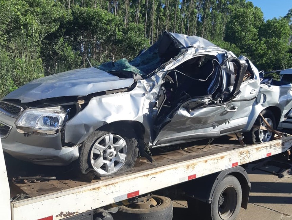 Dois ocupantes do veículo ficaram gravemente feridos — Foto: Divulgação/PRF