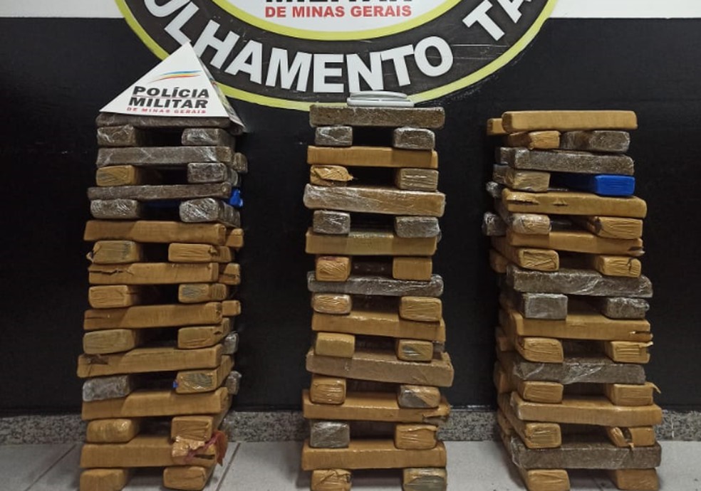 Mais de 100 barras de maconha foram apreendidas pela PM em Contagem — Foto: Polícia Militar/ Divulgação