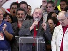Lula chora em ato do PT e diz que se entrega a pé se provarem corrupção