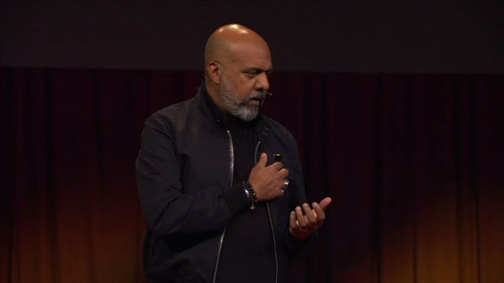 Presidente da Humane toca em botões no dispositivo e fala um comando — Foto: Reprodução/TED