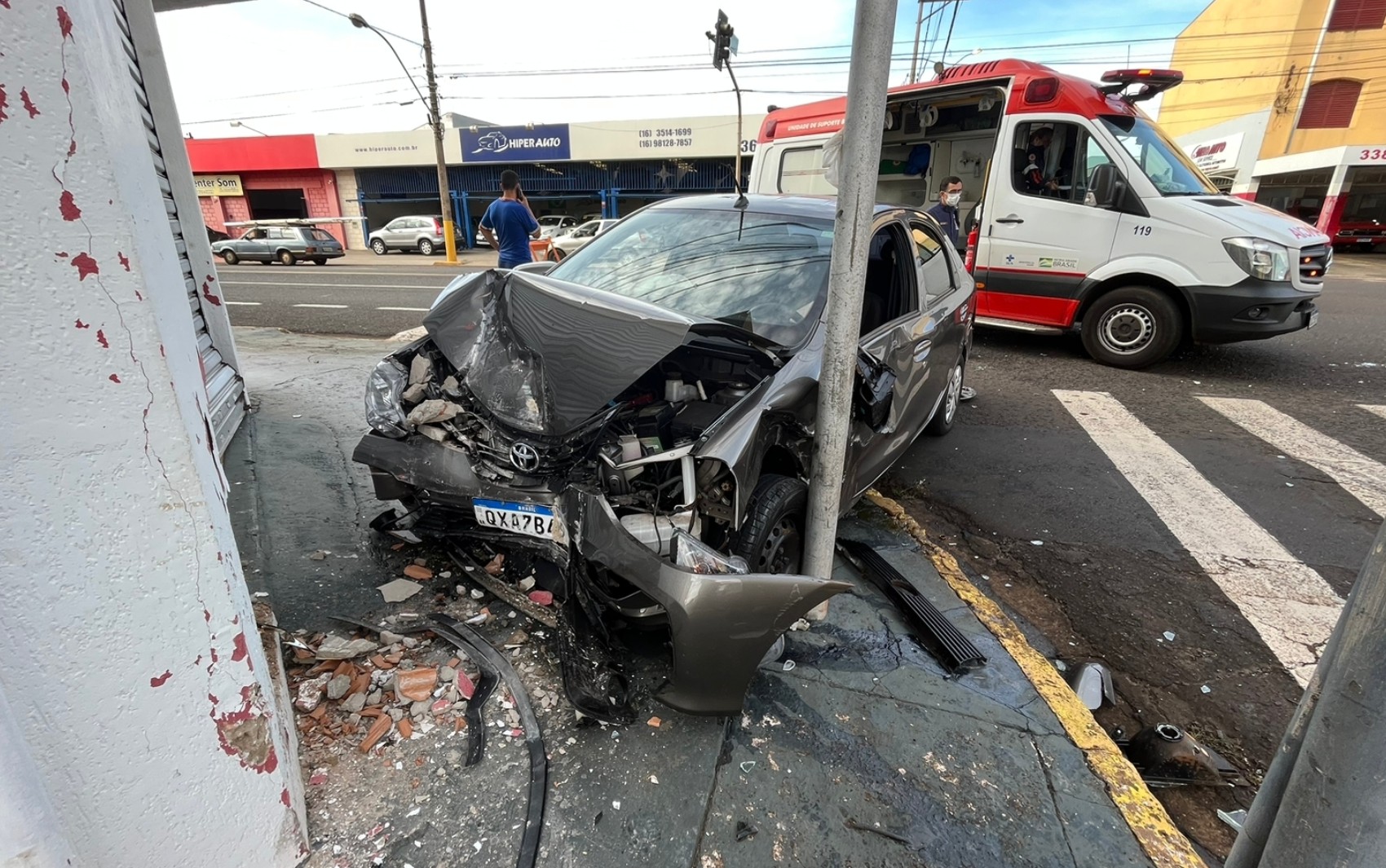 Semáforo desligado por conta de furto de fio causa acidente em Ribeirão Preto, SP