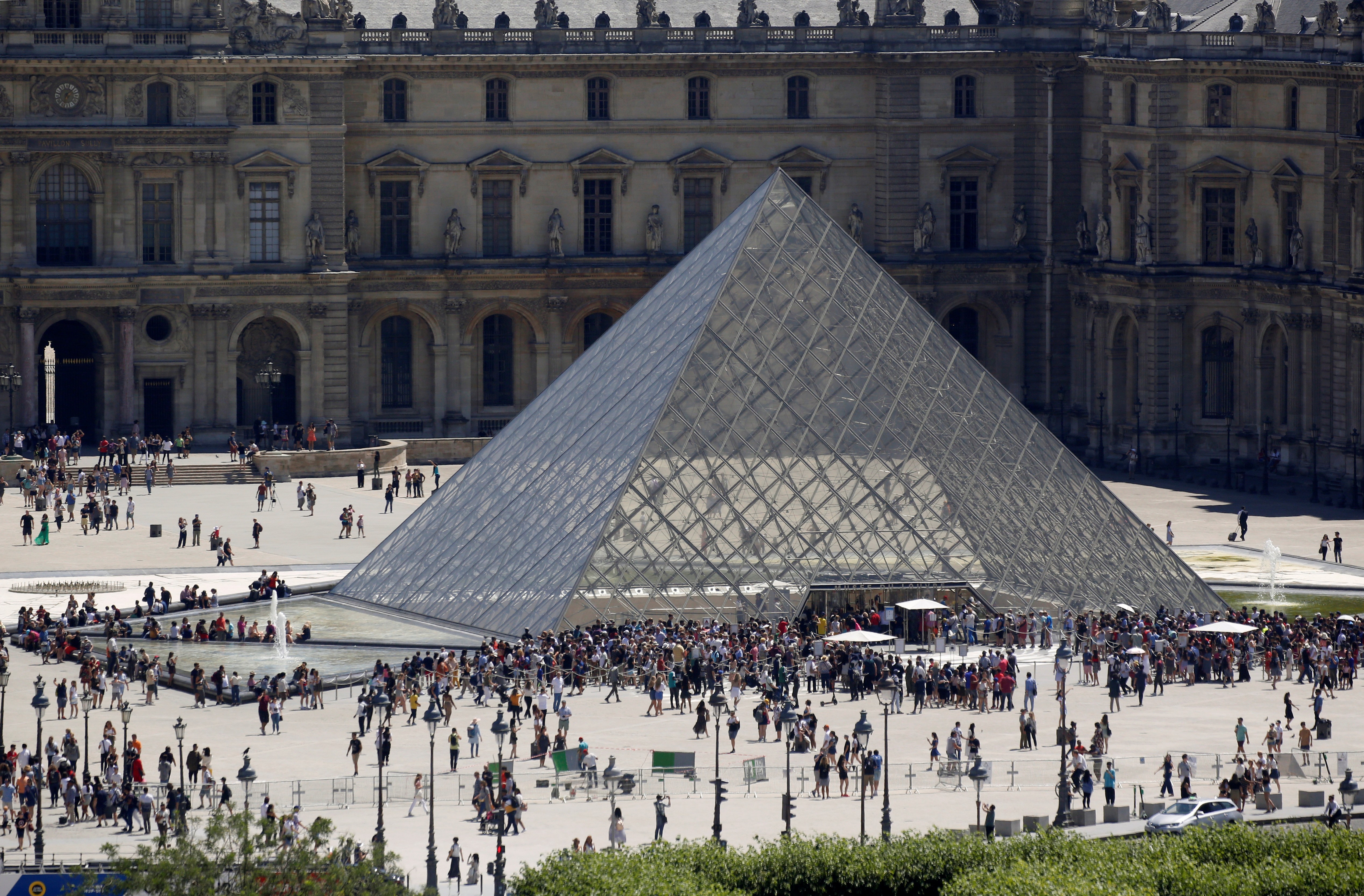Museu do Louvre fecha para reunião de funcionários sobre o coronavírus thumbnail
