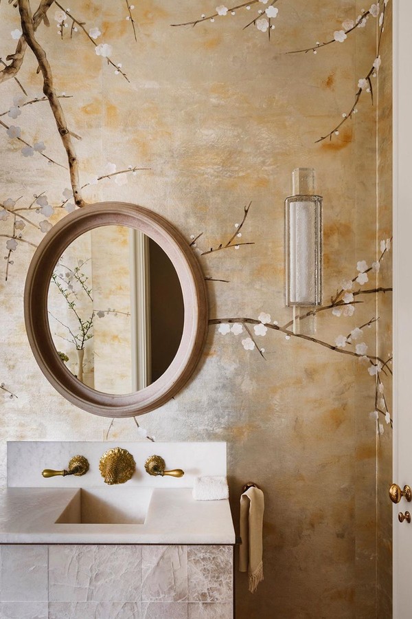 Décor do dia: lavabo com papel de parede floral e detalhes dourados (Foto: Divulgação)