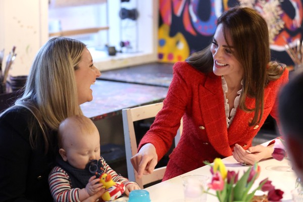 A duquesa Kate Middleton interagindo com um bebê em evento na Dinamarca (Foto: Getty Images)
