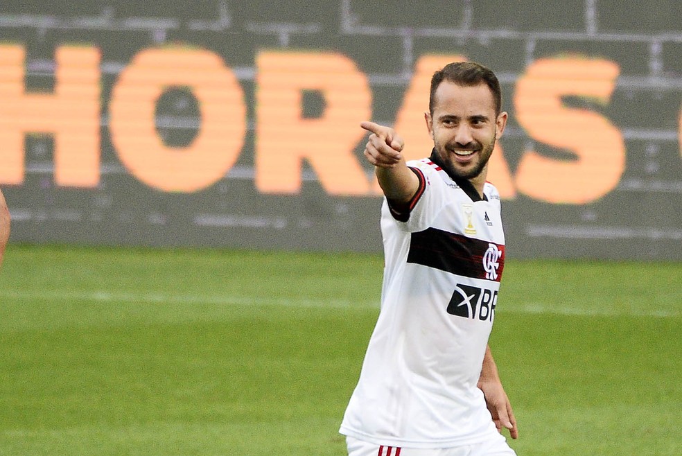 Everton Ribeiro participou diretamente de três dos cinco gols do Flamengo neste domingo  — Foto: Marcos Ribolli