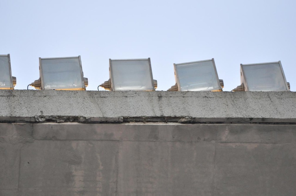 PedaÃ§o de concreto caiu de marquise do estÃ¡dio AlmeidÃ£o, em JoÃ£o Pessoa, e atingiu torcedor â€” Foto: Pedro Alves/Globoesporte.com