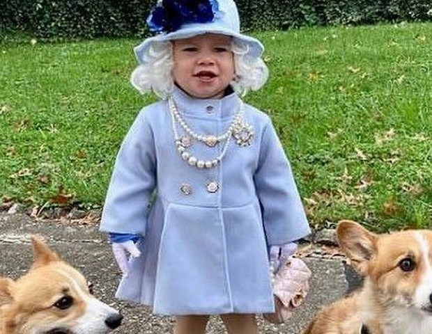 Menina de 1 ano faz sucesso vestida de Rainha Elizabeth (Foto: Reprodução/Mirror)