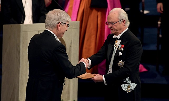 Ao receber o Nobel, Paul Romer (à esq.) elogiou o colega William Nordhaus, que estuda a relação entre economia e impacto ambiental (Foto: Pascal Le Segretain/ Getty Images) Ao receber o Nobel, Paul Romer (à esq.) elogiou o colega William Nordhaus, que estuda a relação entre economia e impacto ambiental (Foto: Pascal Le Segretain/ Getty Images)