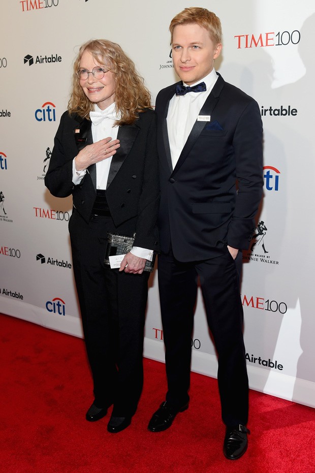 Mia Farrow e o filho Ronan Farrow (Foto: Getty Images)