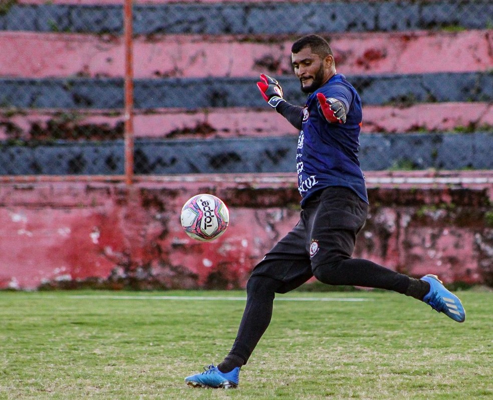 Goleiro da Raposa vê time surpreendendo o Mirassol, no interior de São Paulo — Foto: Samy Oliveira / Campinense