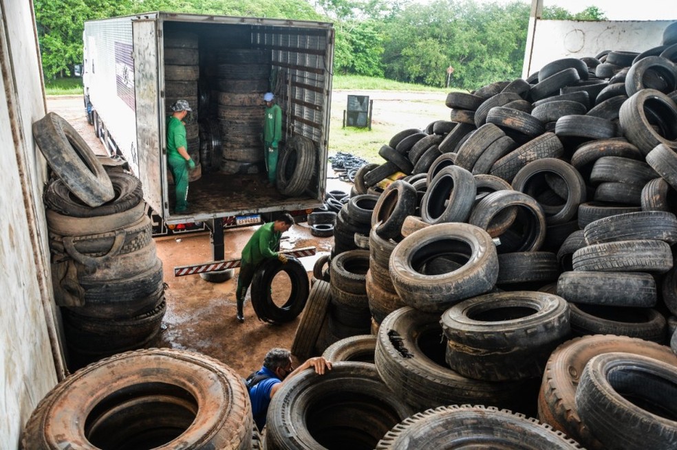 Pneus foram enviados para fabricação de asfalto e cimento em Cuiabá — Foto: Arquivo/Dircom Prefeitura de Rio Branco