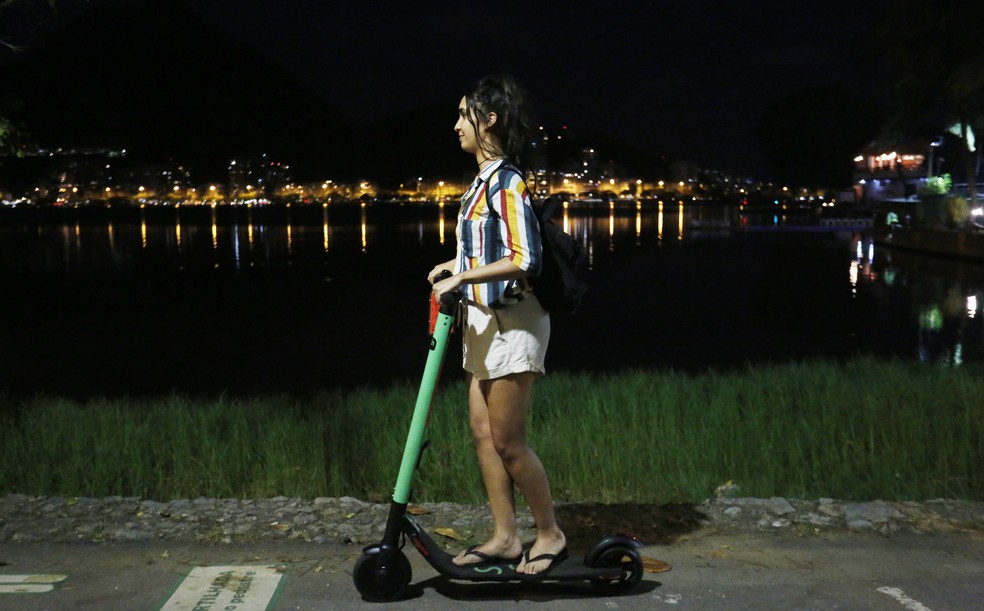 Usuária em passeio de patinete na Lagoa Rodrigo de Freitas no Rio — Foto: Marcos Serra Lima/G1