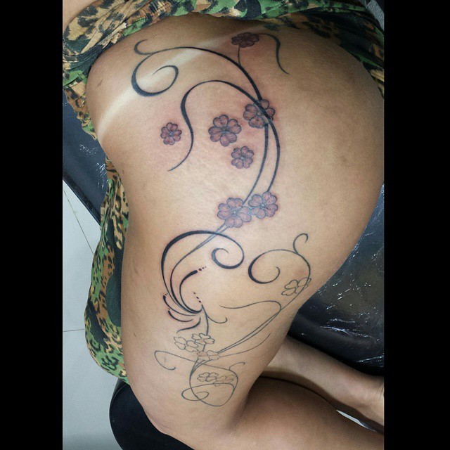 A tatuagem de Andressa Urach (Foto: reprodução instagram)