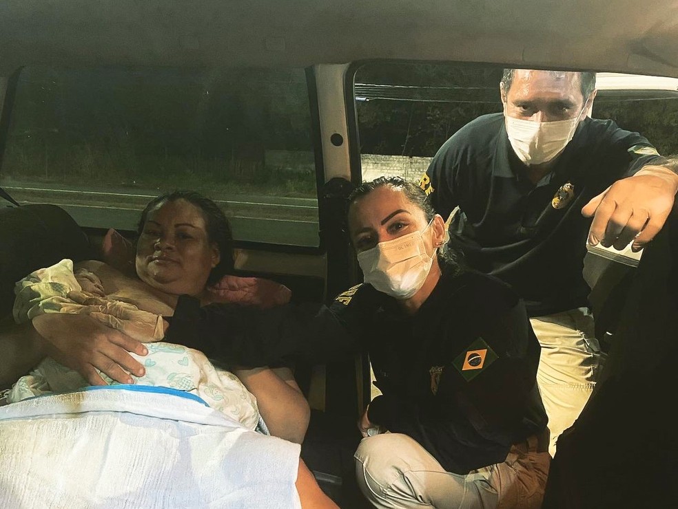 Agentes da PRF realizam parto dentro de veículo em frente a posto de fiscalização em Teresina — Foto: Divulgação/PRF