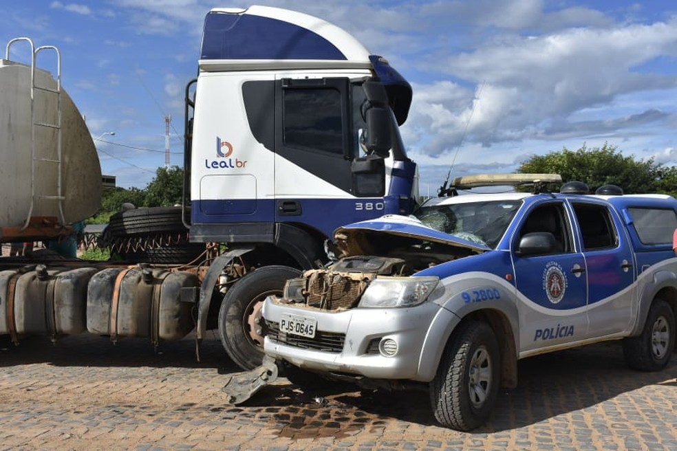 Carreta invade contramão e bate em viatura da PM — Foto: Gazeta 5