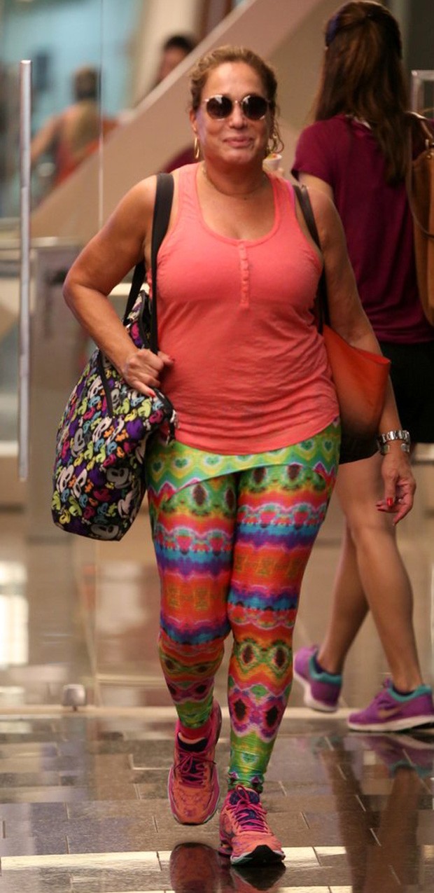 Toda fitness, Susana Vieira caminha sorridente após ...