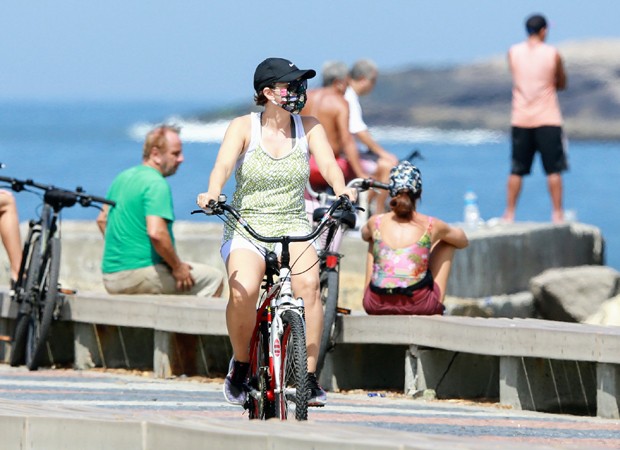 Regiane Alves passeia de bicicleta orla da praia da Barra da Tijuca (Foto: Dilson Silva/ AgNews)