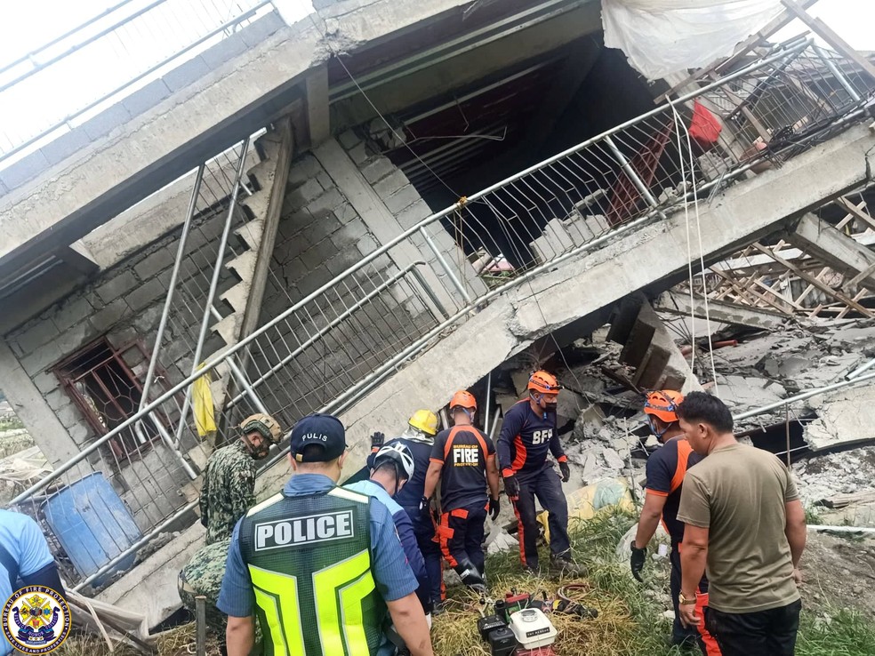 Funcionários do serviço de resgate tentam ajudar pessoas soterradas na região de Benguet — Foto: Serviço público de proteção contra incêndios das Filipinas/via REUTERS