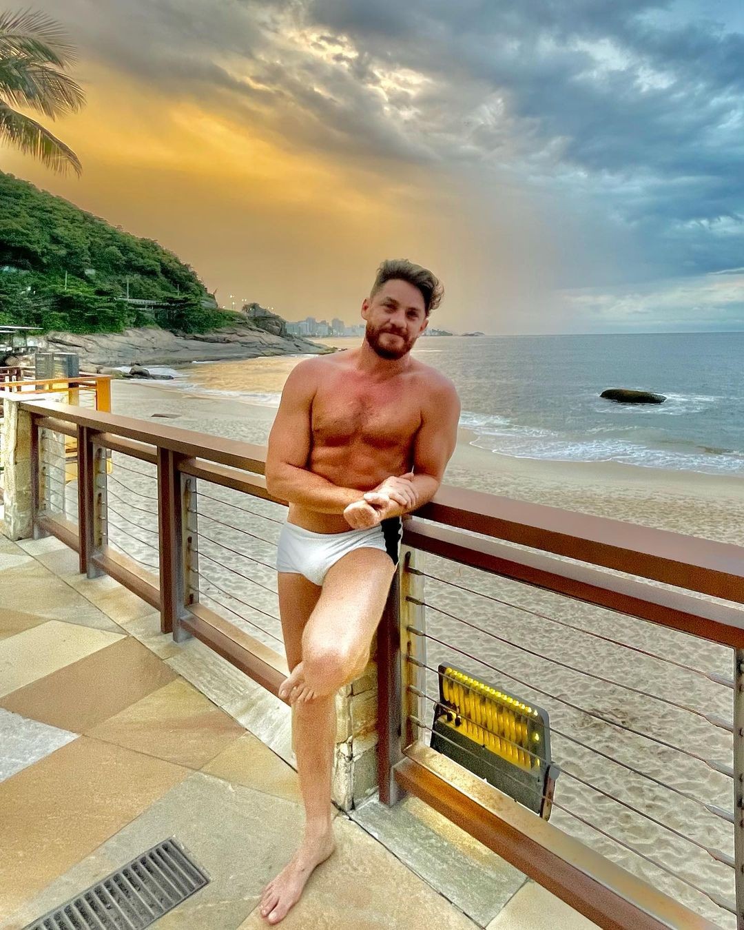 Leonardo Miggiorin posta foto na praia e ganha pedido de casamento de fã (Foto: Reprodução/ Instagram)