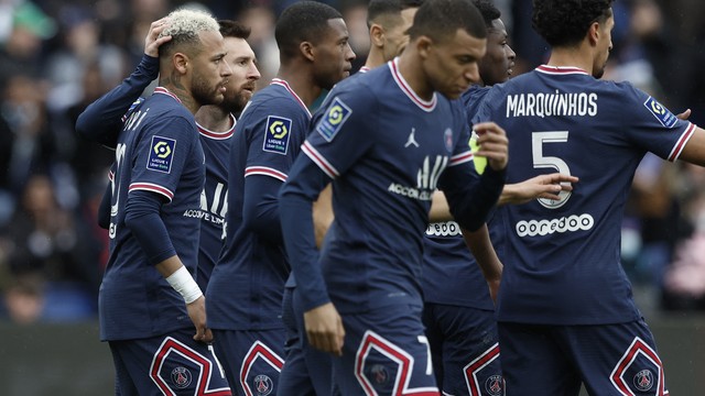 Neymar e jogadores do PSG comemoram um dos gols da vitória sobre o Bordeaux