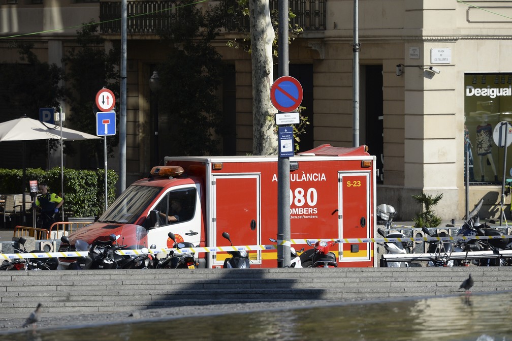 Ambulância é vista na região da Rambla, em Barcelona. Van atropelou pedestres na região (Foto: Josep LAGO / AFP)