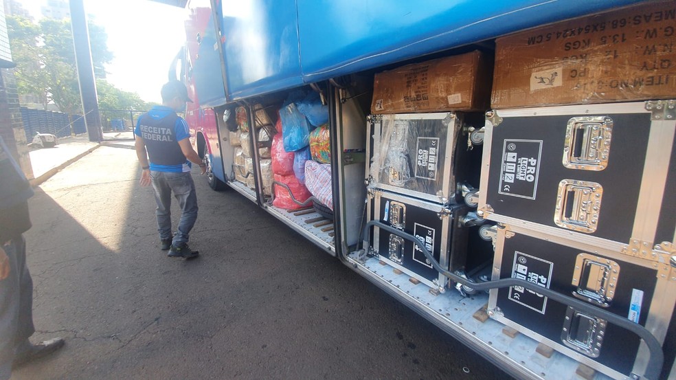 Entre as mercadorias irregulares estavam vinhos, eletrônicos, celulares, materiais de pesca, cosméticos e materiais de bazar.   — Foto: Divulgação/PRF