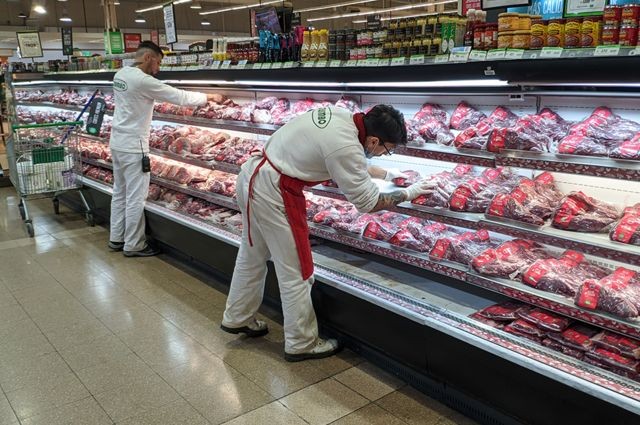 Os supermercados aumentam os preços com cada vez mais frequência (Foto: Getty Images via BBC)