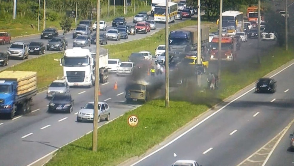 Kombi pega fogo na Estrada Parque Indústria e Abastecimento, na altura da Candangolândia no DF — Foto: DER