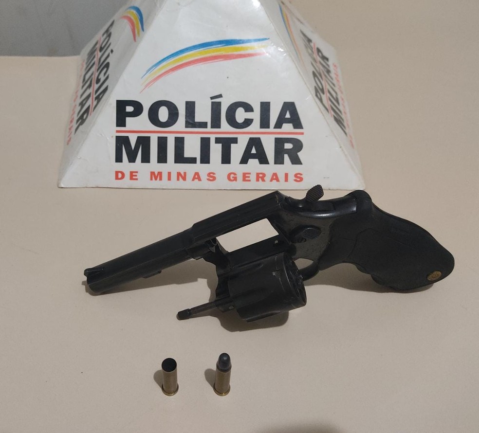 Arma foi apreendida — Foto: Polcia Militar/ Divulgao