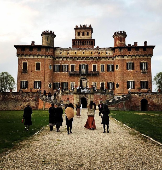 O jantar de encerramento da Semana de Design de Milão aconteceu em um castelo construído no século 13 (Foto: Divulgação)