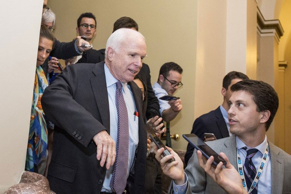 Senador John McCain deixa Senado após a votação em que proposta que derrubava o ObamaCare, a reforma de saúde de Barack Obama, foi derrubada  (Foto: Zach Gibson / Getty Images North America / AFP)