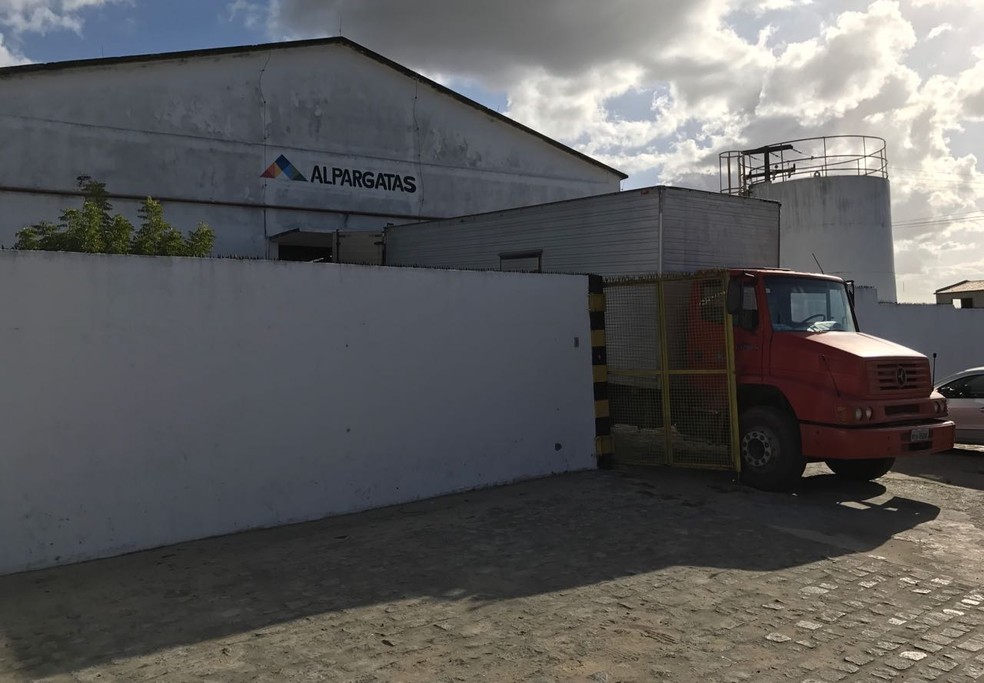 Caminhões retiram equipamentos desde a semana passada na Alpargatas (Foto: Kleber Teixeira/Inter TV Cabugi)
