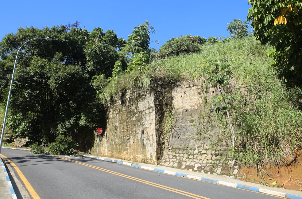 Rua Doutor Roberto Vinhas passará por obras de contenção no trecho onde hoje há um muro de contenção — Foto: Divulgação/Prefeitura de Guarujá