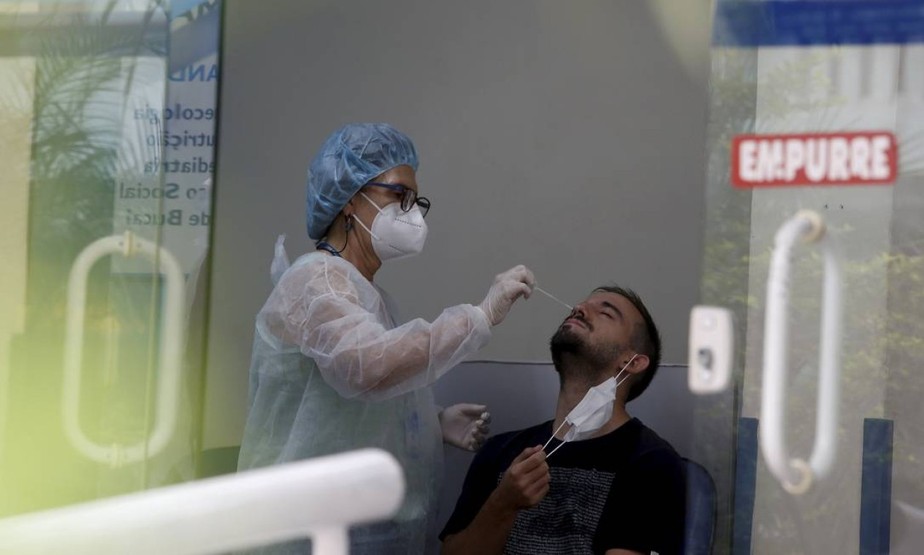 Homem passa por teste de Covid no Centro Municipal de Saúde Dom Hélder Câmara , em Botafogo, Rio de Janeiro. Aumento de casos de infecção pela variante Ômicron fez disparar a procura por testes e atendimento em postos de saúde