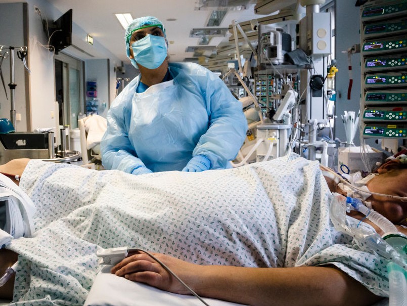 Enfermeira cuida de paciente que unidade de saúde em Porto, no norte de Portugal (Foto: Getty Images)