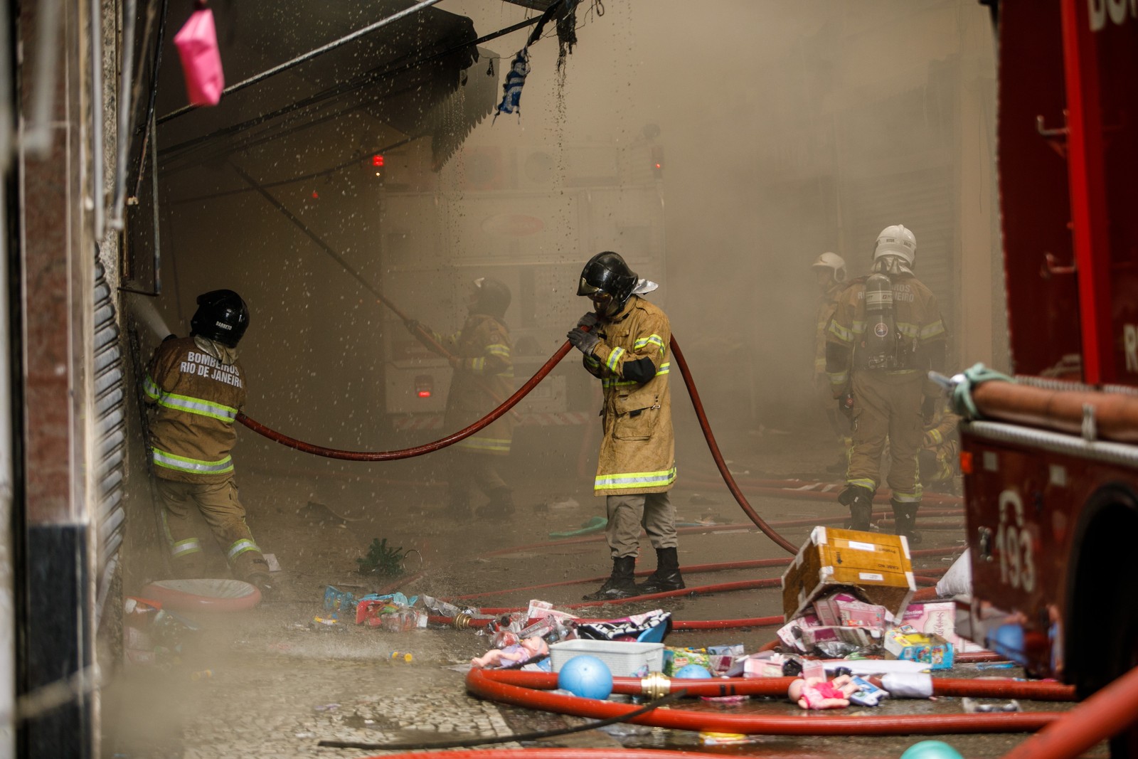 Bombeiros combatem incêndio que consumiu a loja Simões, no Saara, Centro do Rio — Foto: Brenno Carvalho/Agência O Globo