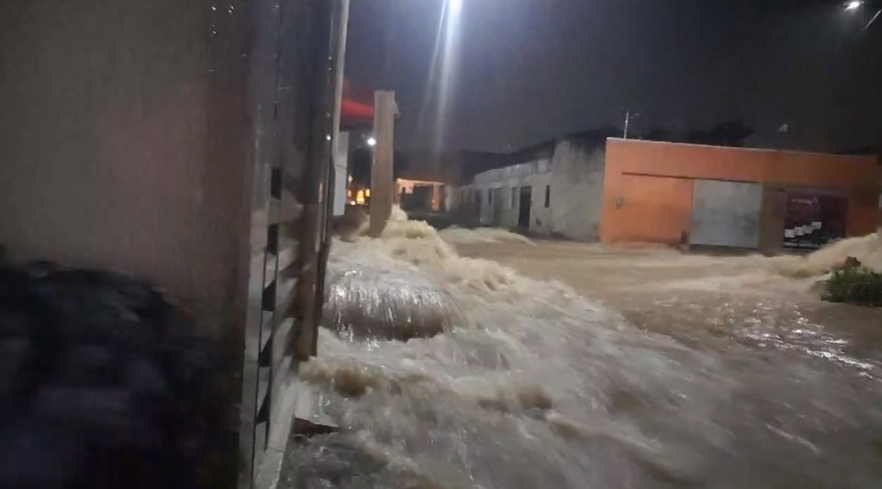 Chuva fez ruas e calçadas ficarem cobertas pela correnteza de água que se formou — Foto: Reprodução