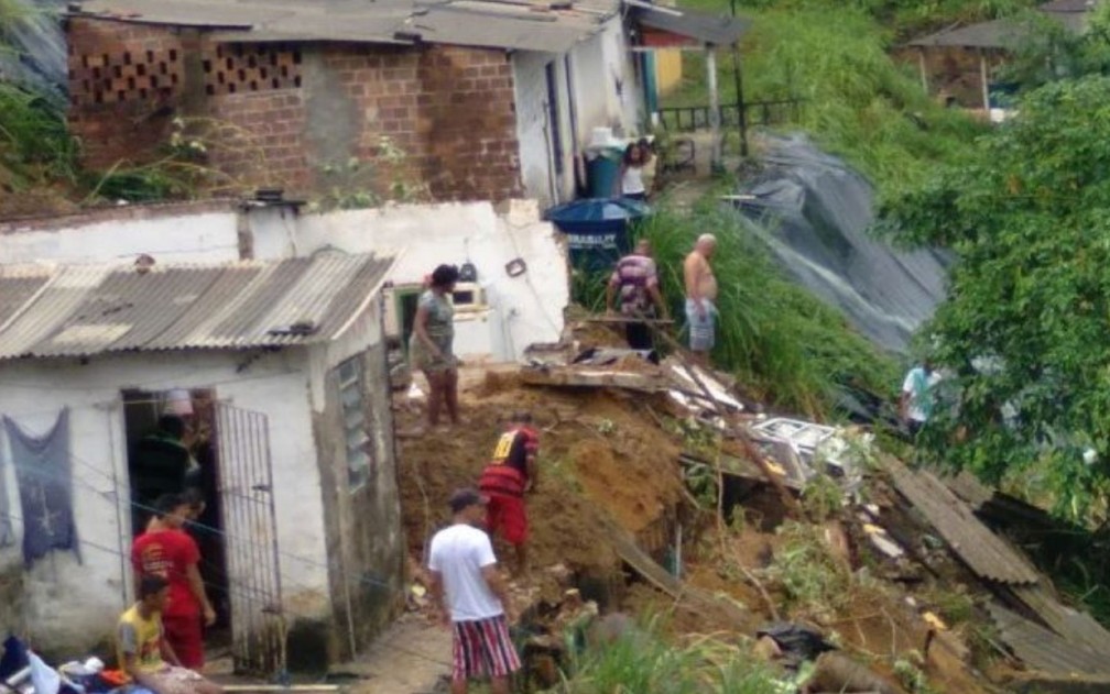 Deslizamento de barreira em Águas Compridas, Olinda, nesta segunda-feira (6) — Foto: Reprodução/WhatsApp