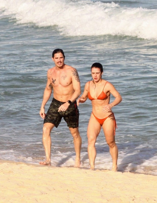 Romulo Arantes Neto e Mari Saad em praia carioca (Foto: Daniel Delmiro/AgNews)