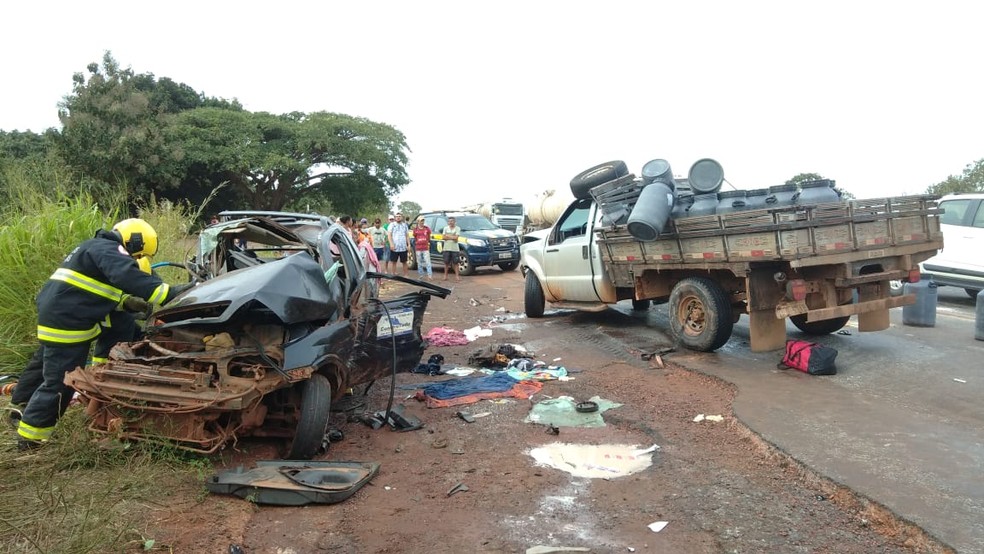 Veículos bateram de frente na BR-153 — Foto: Claudemir Macedo/TV Anhanguera